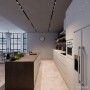 Bílé spotřebiče v šedo-bílé kuchyni  | vizualizace interiéru