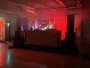 DJ pódium s klubovým ozvučením a červenou světelnou show