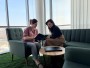 Konzultace s klientkou nad účetnictvím a finančními podklady