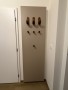 Atypický věšák na pojistkové skříni