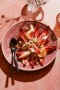 Gastronomická fotografie – salát z červené čekanky s hruškami, modrým sýrem a ořechy