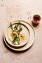 Gastronomická fotografie – zelený chřest na krémovém základu s kořením