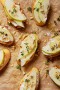 Food fotografie – bruschetty s hruškou, sýrem, ořechy a tymiánem