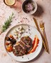 Profesionální fotografie jídla – steak s omáčkou a zeleninovou přílohou