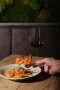 Gastronomická fotografie – krevety na špízu s červeným vínem