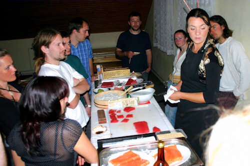 Bára Nešporová při ukázce přípravy sushi