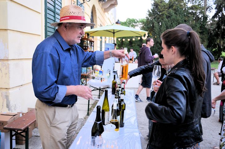 Milan Sedláček už několik let dělá ze všech účastníků zaryté milovníky vína.