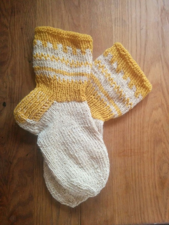 Ručně pletené žluto-bílé ponožky z ovčí vlny